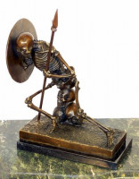 Moderne Kunst Bronze, Skelett auf Marmor, (Der Krieger), sign.
