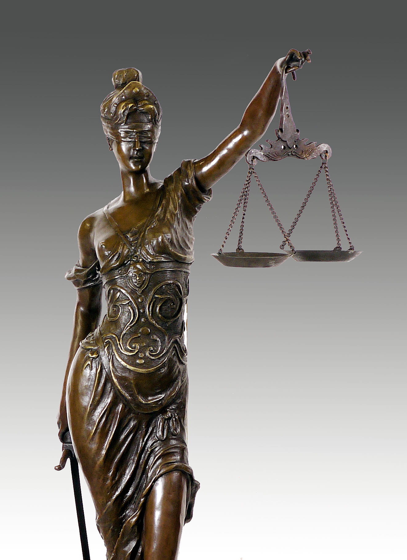 Justitia Skulptur aus echter Bronze auf Marmor Sockel Figur der Gerechtigkeit 