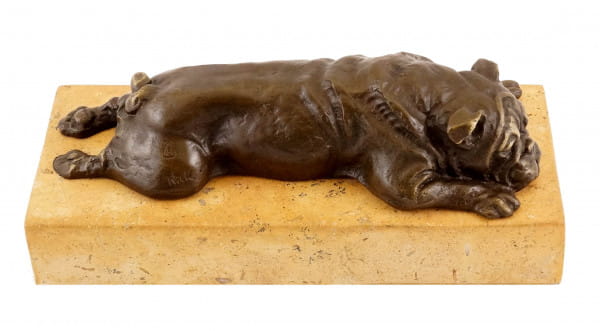 Britische Bulldogge auf gelbem Natursteinsockel - Bronzefigur