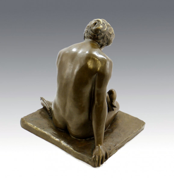 Frau Mama mit Baby Kind im Arm kniend Bronze Statue 