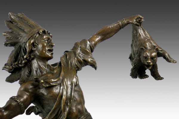 Bronzeskulptur - Indianer mit jungem Bären - Carl Kauba