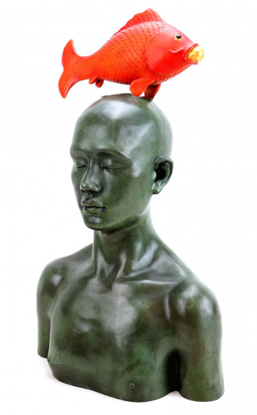 Moderne Bronzefigur - Man with lucky Koi - signiert Martin Klein