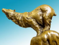 Kraftvolle Tier-Bronzefigur - Eisbär auf Fels