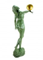Sinnlicher Frauenakt mit goldener Kugel - limitierte Bronzestatue