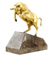 Bronze Börsen Stier auf Marmorsockel - limitierte Skulptur von Martin Klein