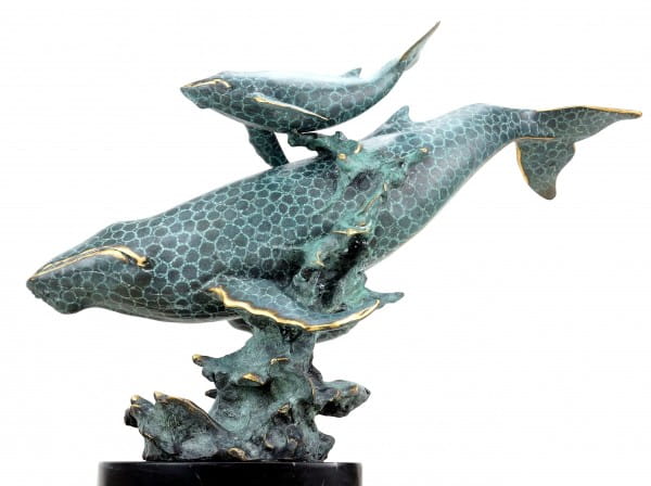 Moderne Bronzeskulptur - Blauwalmutter mit Kind - signiert Milo