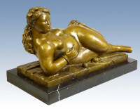 Voluminöser Bronzeakt - Liegende Frau mit Äpfeln, nach F. Botero