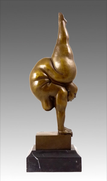 Weiblicher Bronze-Akt - Frau im Handstand - entworfen von Milo