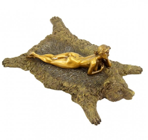 Erotik Wiener Bronze Figur - Akt auf Bärenfell - Bergmannstempel