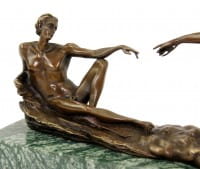 Die Erschaffung Adams - Bronzestatue von Michelangelo - signiert