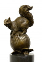 Moderne Kunst Tierskulptur - Eichhörnchen mit Nuss - sign. Milo