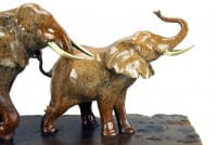 Elefantenfamilie in Bronze auf Schiffsbohle - Tierskulptur von Milo