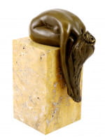 Bronzeskulptur - Gebeugte Frau auf Marmorsockel - signiert Milo