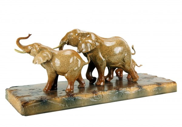 Elefantenfamilie in Bronze auf Schiffsbohle - Tierskulptur von Milo