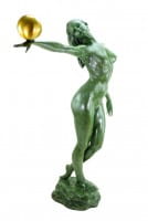 Sinnlicher Frauenakt mit goldener Kugel - limitierte Bronzestatue