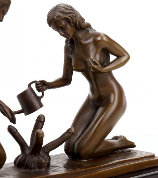 Erotik Skulptur - Sexy Gärtnerinnen beim Phallusgießen - signiert Milo