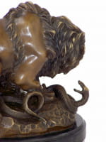 Löwe im Kampf mit Schlange - Bronzefigur signiert A.Barye