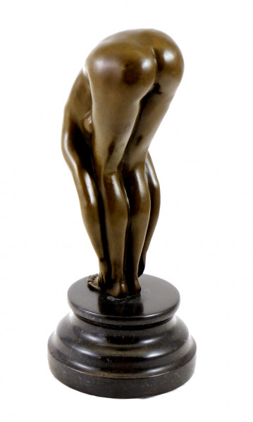 Moderne Bronze Figur - Gebeugte Frau auf Marmor, sign. Milo