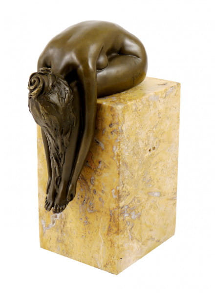 Bronzeskulptur - Gebeugte Frau auf Marmorsockel - signiert Milo