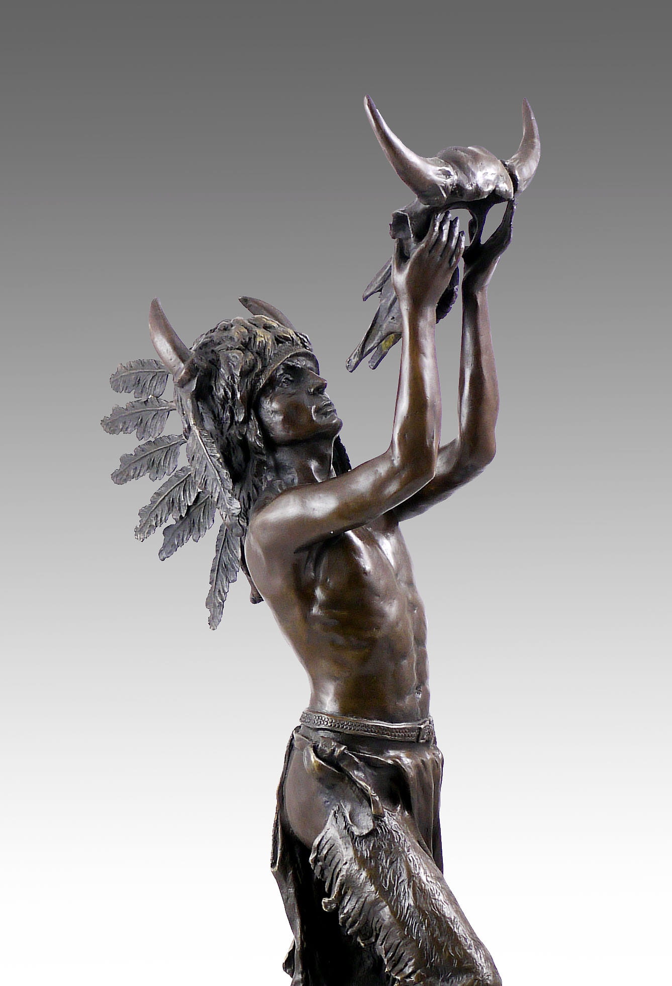 Bronzeskulptur Bronzefigur Bronzestatue Indianer mit Gewehr bemalt 45,7cm 