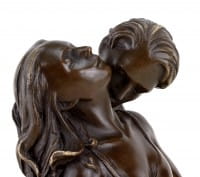 Erotische Bronzefigur - Liebespaar Figur - Die Umarmung von Patoue