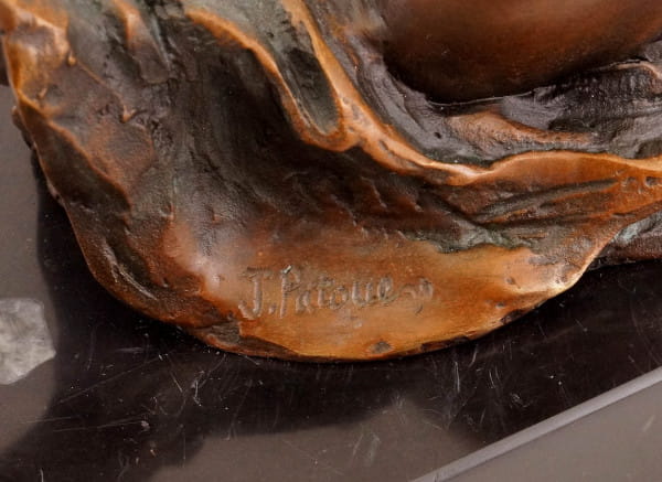 Erotischer Bronze Frauenakt auf Marmor - signiert J. Patoue
