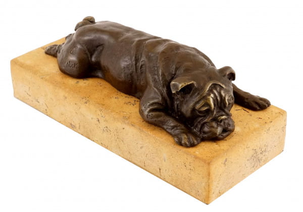Britische Bulldogge auf gelbem Natursteinsockel - Bronzefigur