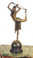 Art Deco Bronze Tänzerin auf Marmorsockel signiert Chiparus