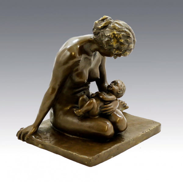 Frau Mama mit Baby Kind im Arm kniend Bronze Statue 