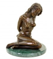 Bondage Girl Ava - Erotische Bronzefigur auf grünem Marmorsockel