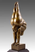 Weiblicher Bronze-Akt - Frau im Handstand - entworfen von Milo