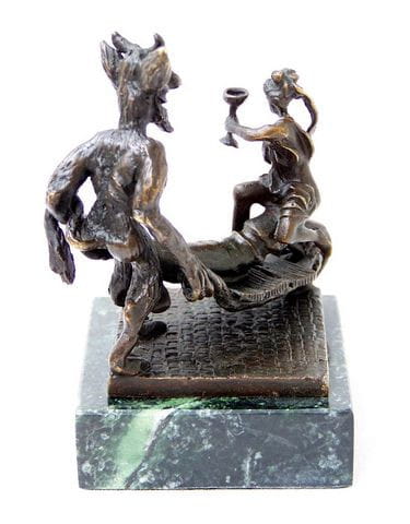 Erotik Wiener Bronze -Faun/ Satyr fährt Jungfrau auf Schubkarre