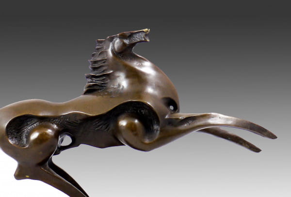 Moderne Kunst Bronze - Pferd im Sprung signiert Milo auf Marmor