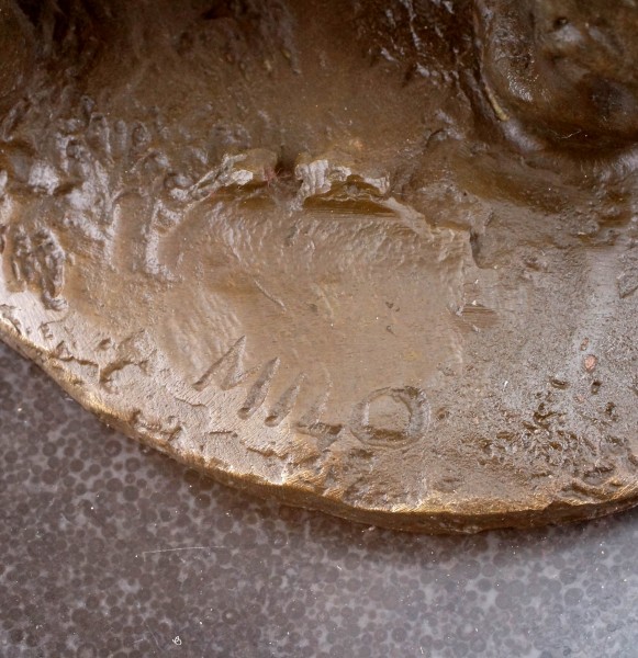 Grizzlybär mit Lachs - Tierskulptur - Braunbär aus Bronze von Milo
