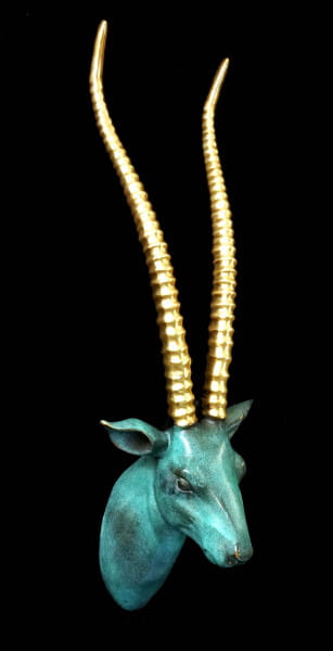 Gazelle - Patinierte Tierfigur mit goldenen Hörnern - M. Klein